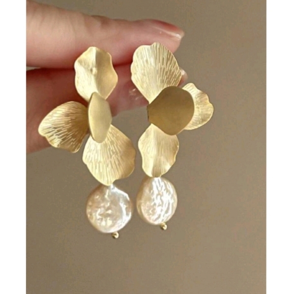 NEW!! Gold Plated Petals Flower Pearl| Dangling| Drop| Post Earrings - Picture 1 of 3